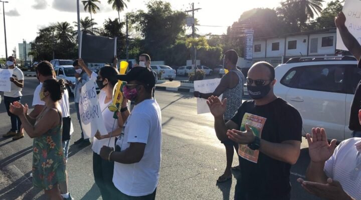 Lockdown: movimento a favor da abertura do comércio faz manifestação em Lauro de Freitas