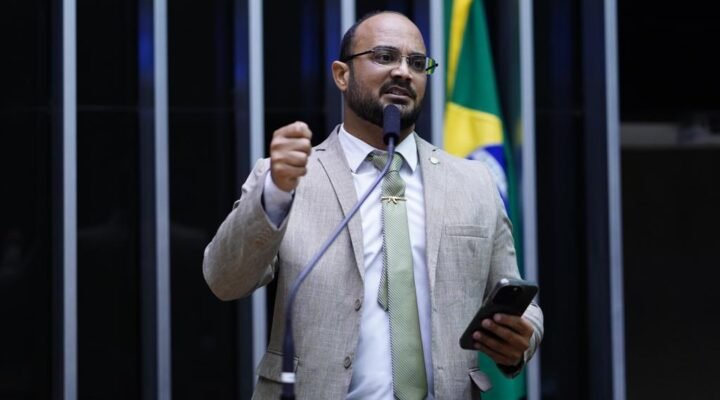 “Primeiro corre da CPI do MST, agora estoura a denúncia de pagamentos ilegais a época de sua gestão”, diz Capitão Alden sobre Rui Costa