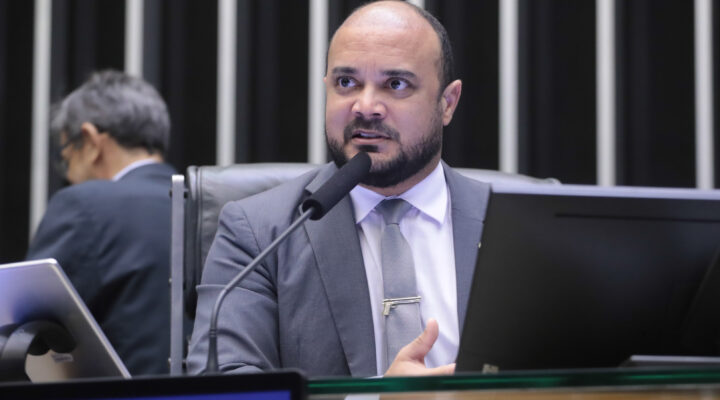 Capitão Alden preside sessão no plenário da Câmara Federal