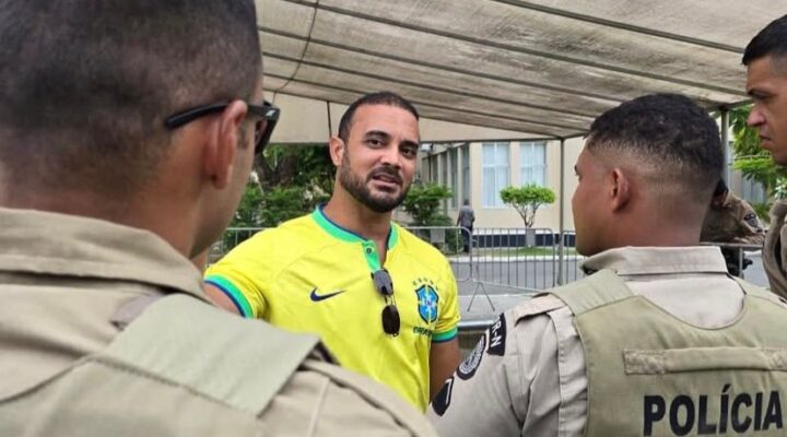 Mesmo após acidente, Capitão Alden vistoria condições de trabalho dos PMs no Carnaval